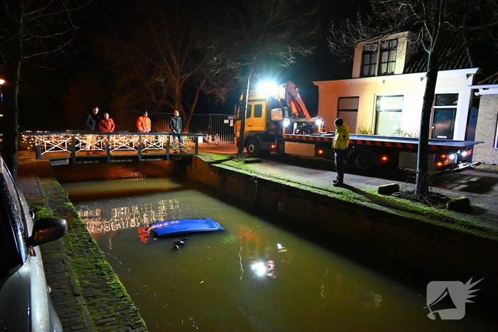 Auto belandt in een gracht