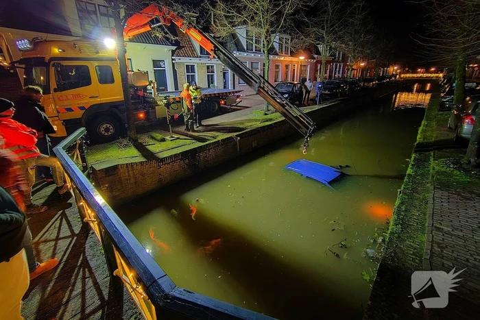 Auto belandt in een gracht