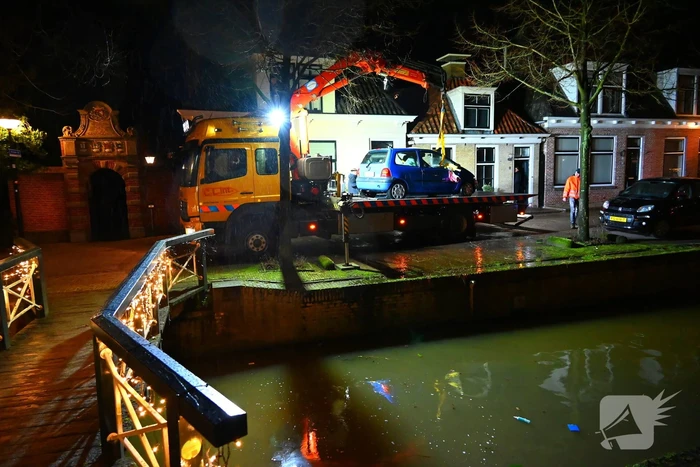 Auto belandt in een gracht