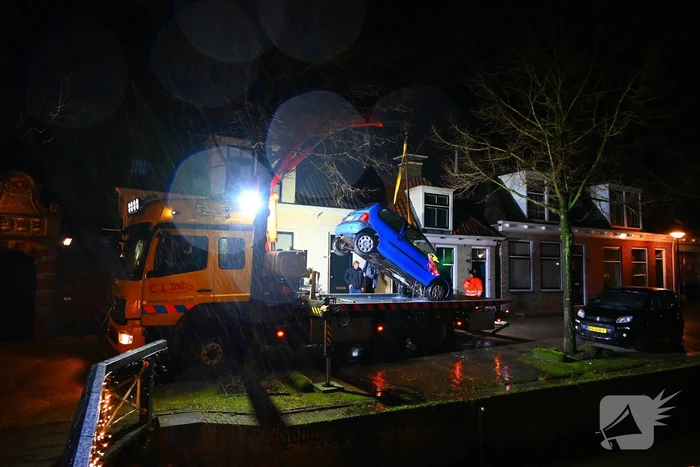 Auto belandt in een gracht