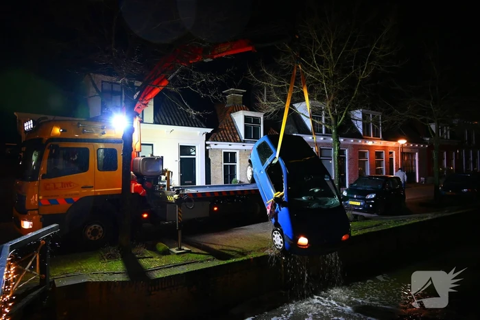 Auto belandt in een gracht