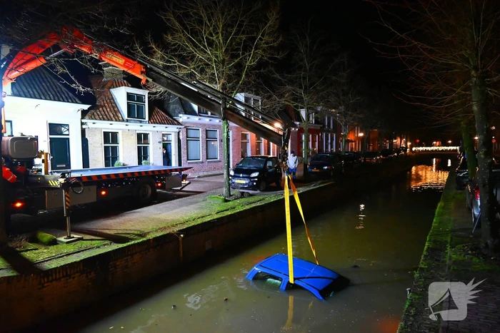 Auto belandt in een gracht