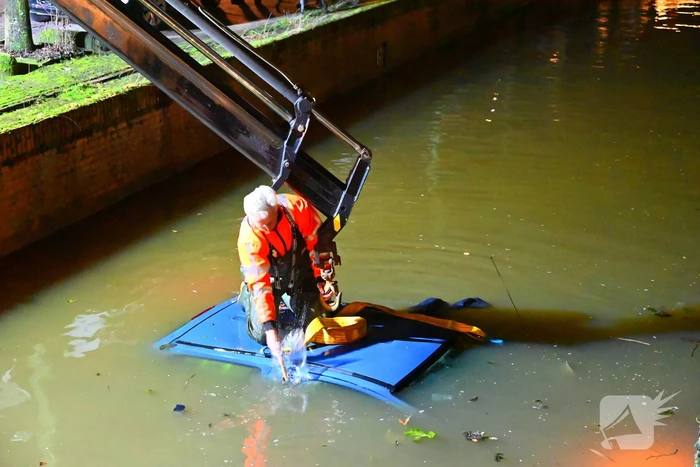 Auto belandt in een gracht