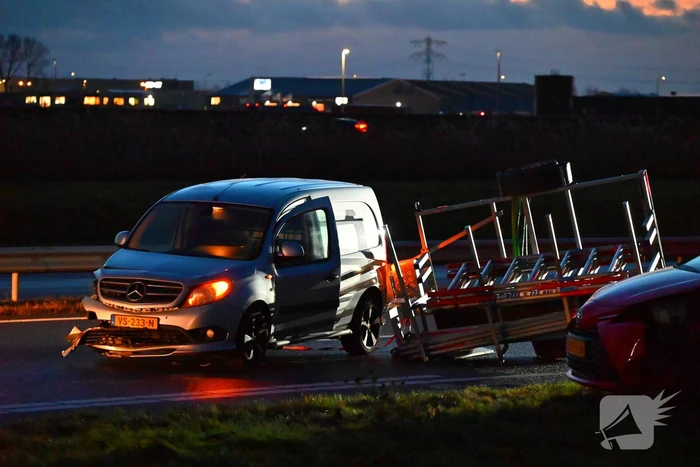 Bestelbus en auto betrokken bij botsing