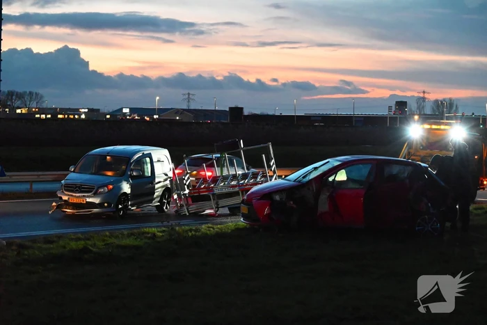 Bestelbus en auto betrokken bij botsing