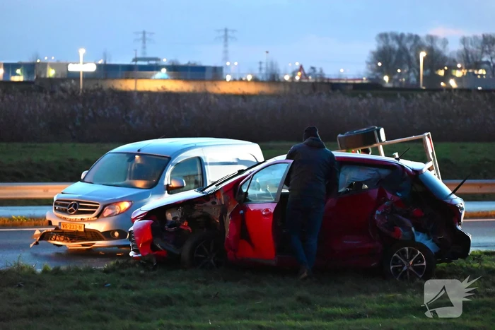 Bestelbus en auto betrokken bij botsing