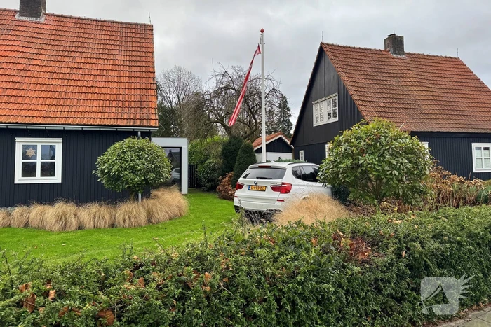 Automobiliste raakt van de weg en rijdt tuin in
