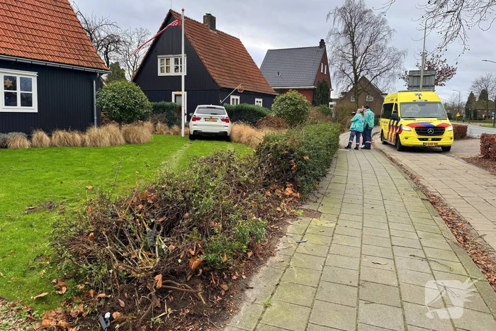Automobiliste raakt van de weg en rijdt tuin in