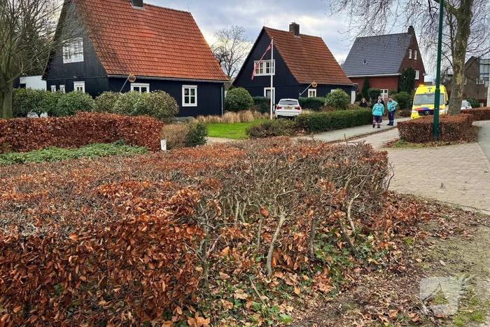 Automobiliste raakt van de weg en rijdt tuin in