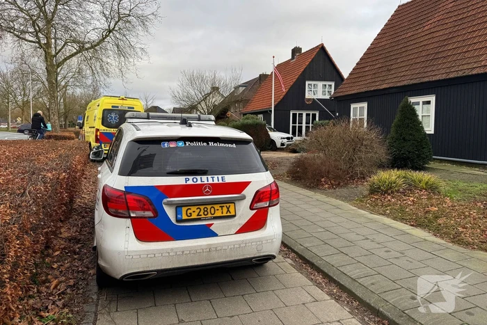Automobiliste raakt van de weg en rijdt tuin in