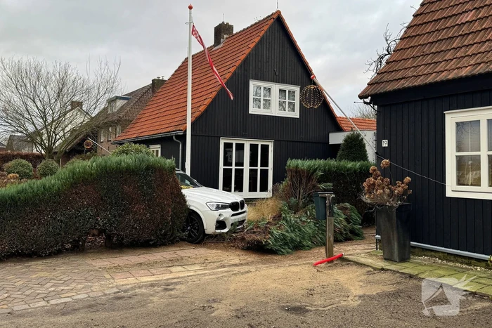 Automobiliste raakt van de weg en rijdt tuin in
