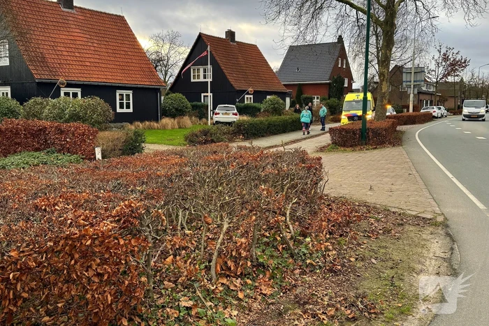 Automobiliste raakt van de weg en rijdt tuin in