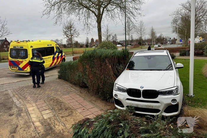 Automobiliste raakt van de weg en rijdt tuin in