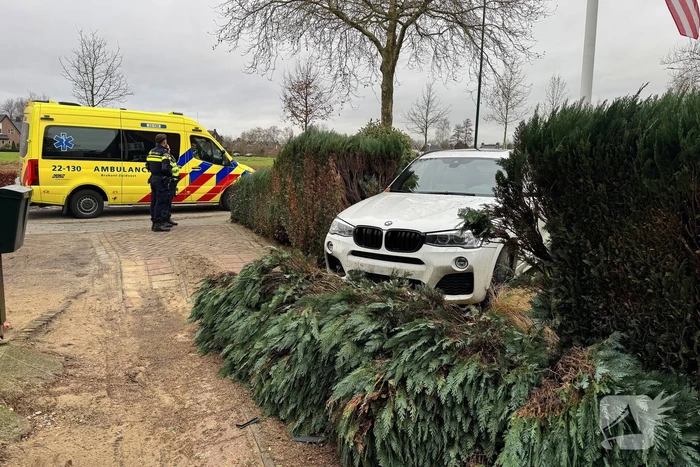 Automobiliste raakt van de weg en rijdt tuin in