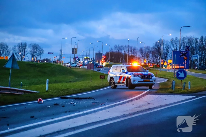 Aanrijding tussen twee voertuigen, veroorzaker rijdt door