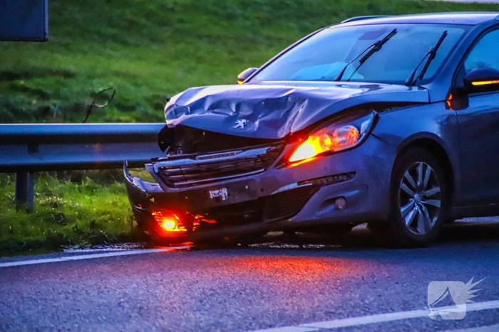 Aanrijding tussen twee voertuigen, veroorzaker rijdt door