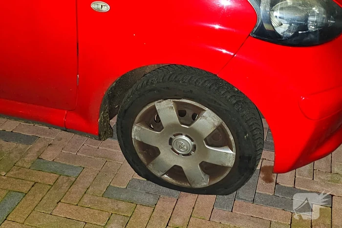 Meerdere banden lek gestoken, politie houdt verdachte aan