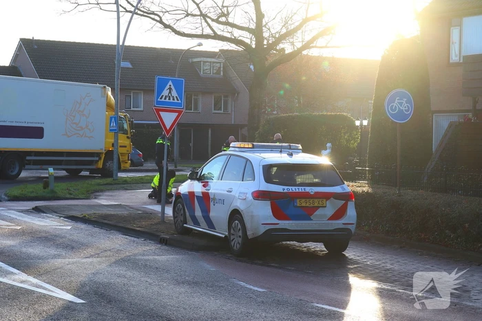 Vrouw valt op spekglad fietspad