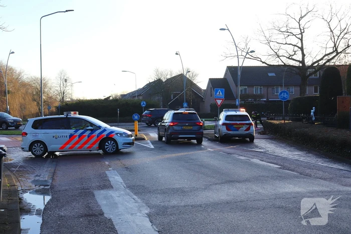 Vrouw valt op spekglad fietspad