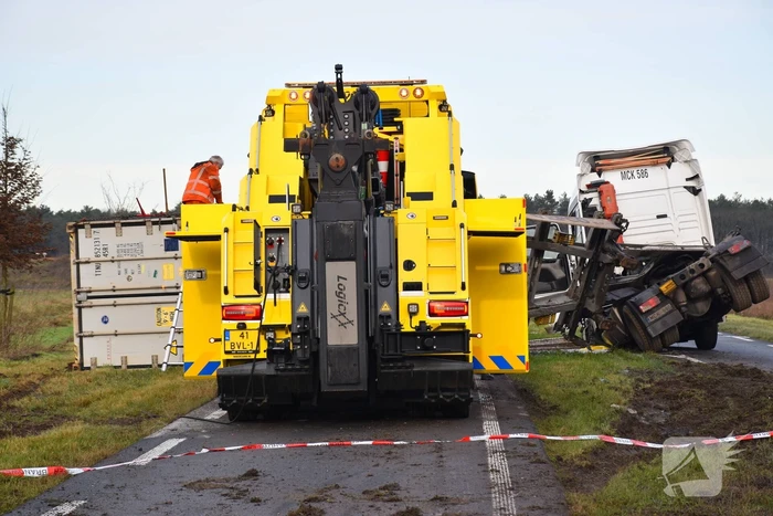 Vrachtwagen met friet kantelt en blokkeert weg