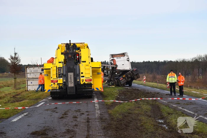 Vrachtwagen met friet kantelt en blokkeert weg