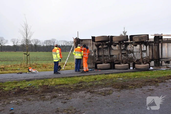 Vrachtwagen met friet kantelt en blokkeert weg