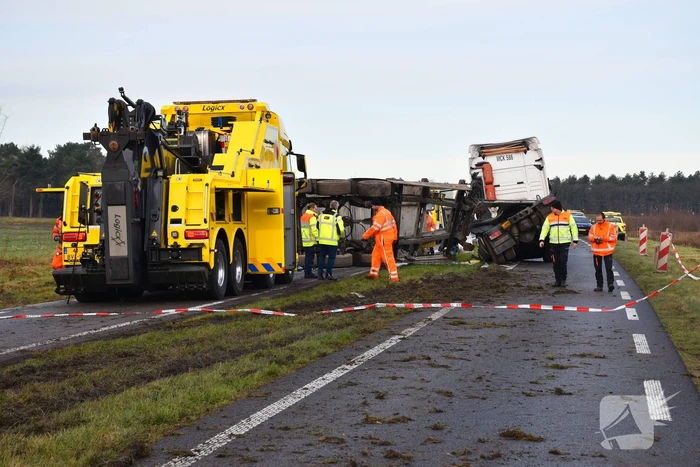 Vrachtwagen met friet kantelt en blokkeert weg