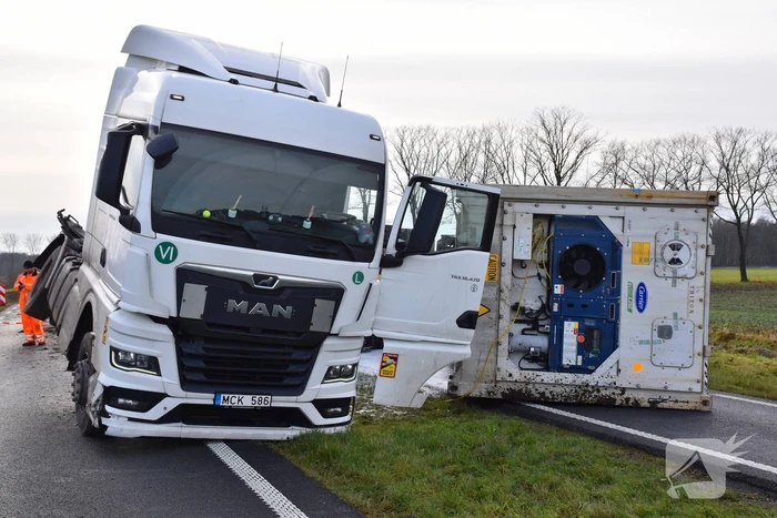 Vrachtwagen met friet kantelt en blokkeert weg