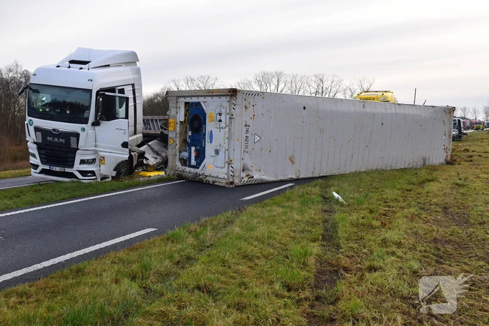 Vrachtwagen met friet kantelt en blokkeert weg