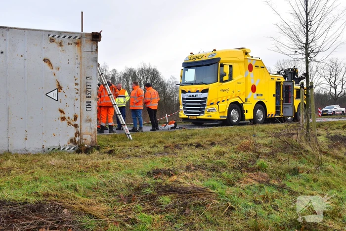 Vrachtwagen met friet kantelt en blokkeert weg