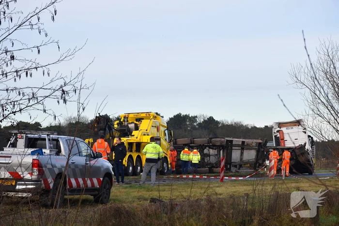 Vrachtwagen met friet kantelt en blokkeert weg