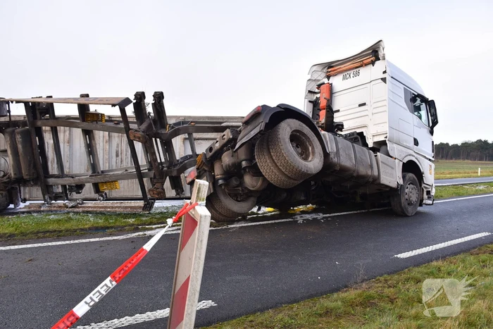 Vrachtwagen met friet kantelt en blokkeert weg