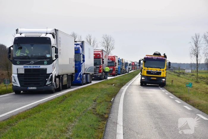 Vrachtwagen met friet kantelt en blokkeert weg