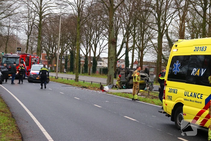 Bestelbus belandt op de kop bij verkeersongeval