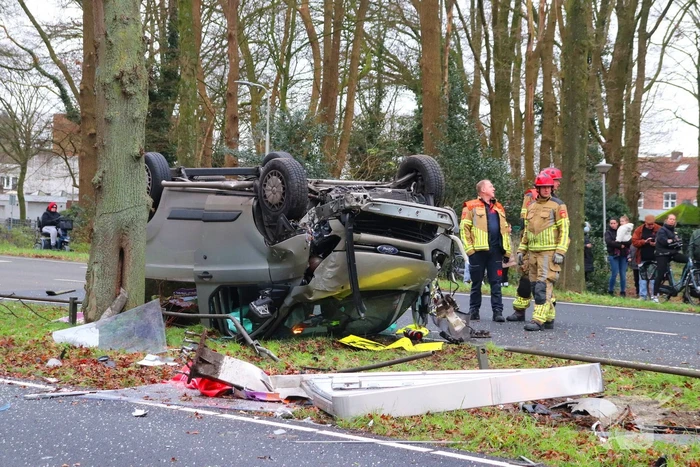 Bestelbus belandt op de kop bij verkeersongeval