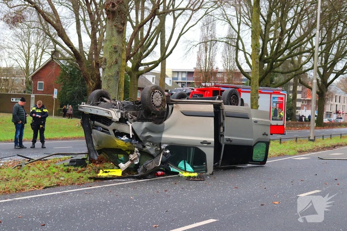 Bestelbus belandt op de kop bij verkeersongeval