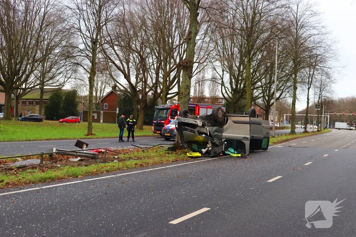 Bestelbus belandt op de kop bij verkeersongeval