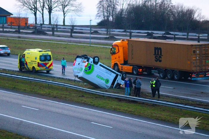 Bestelbus belandt op de kop bij verkeersongeval