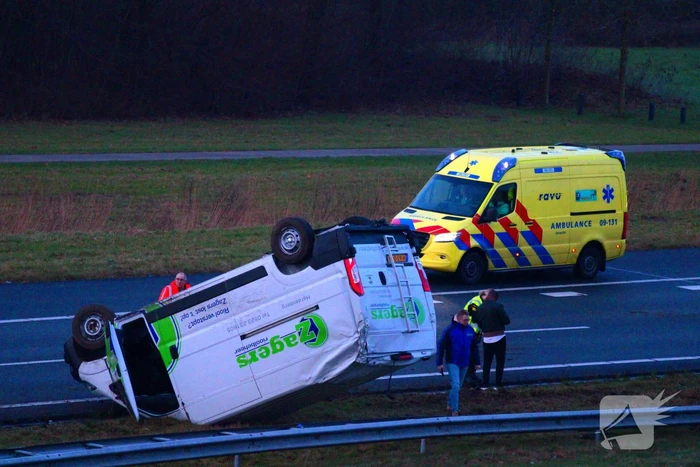 Bestelbus belandt op de kop bij verkeersongeval