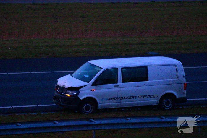 Bestelbus belandt op de kop bij verkeersongeval