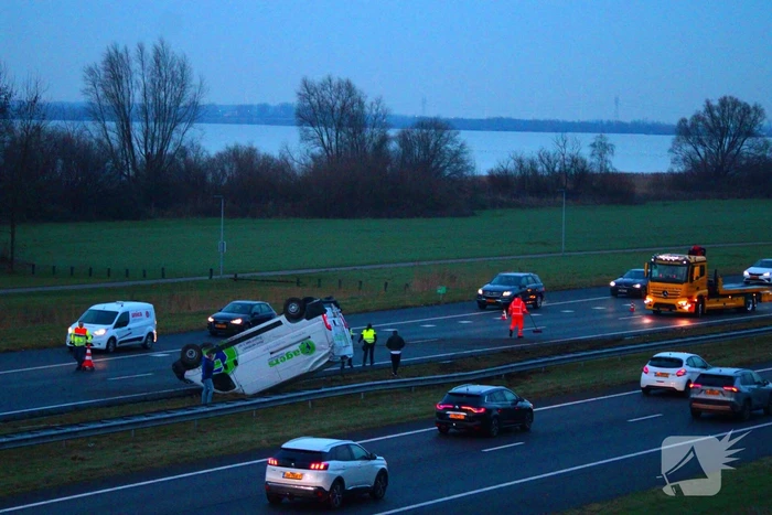Bestelbus belandt op de kop bij verkeersongeval