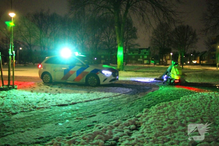 Scootmobiel rijdt zich vast door sneeuw