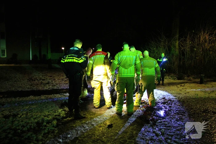 Scootmobiel rijdt zich vast door sneeuw