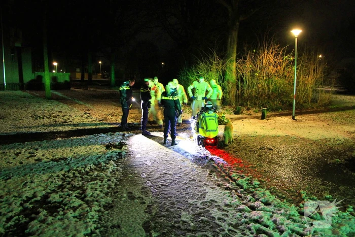 Scootmobiel rijdt zich vast door sneeuw