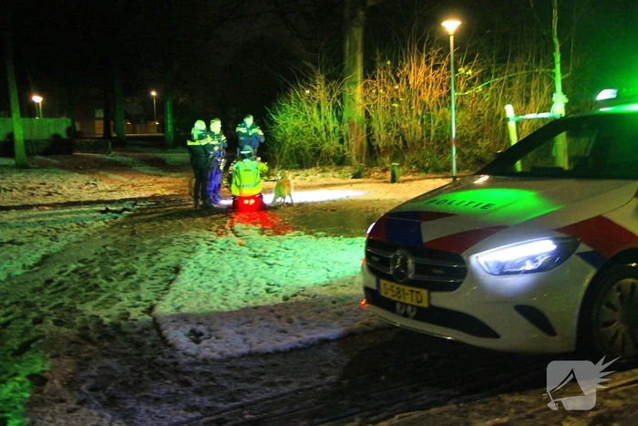 Scootmobiel rijdt zich vast door sneeuw