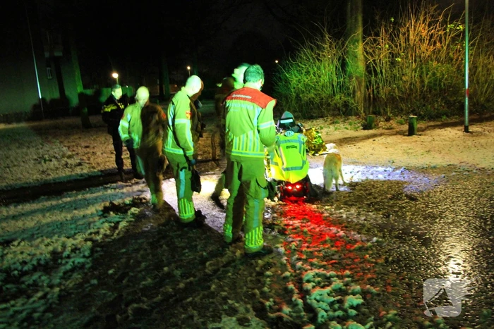 Scootmobiel rijdt zich vast door sneeuw