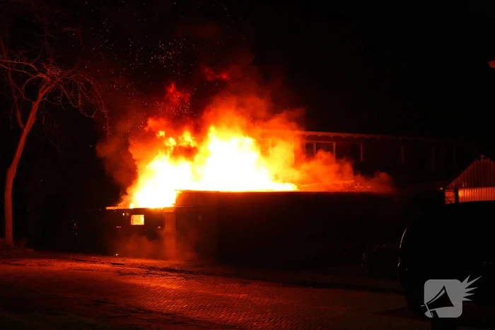 Voertuigbrand escaleert naar grote brand