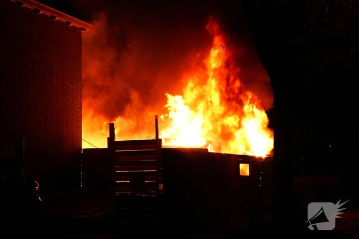 Voertuigbrand escaleert naar grote brand