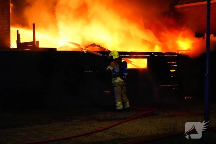 Voertuigbrand escaleert naar grote brand