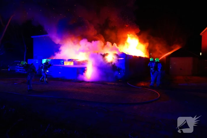 Voertuigbrand escaleert naar grote brand